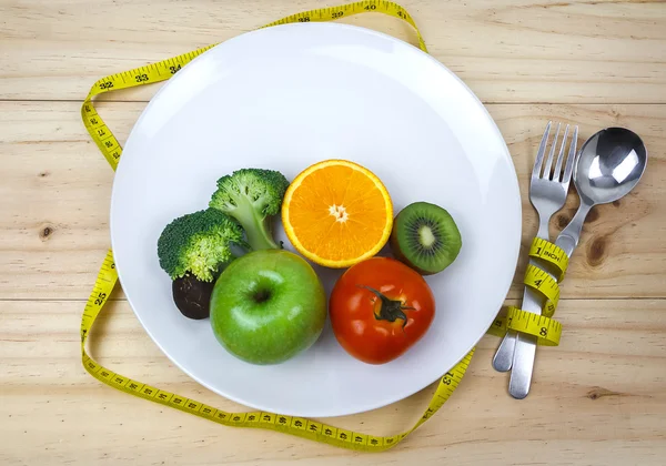 Conceito de dieta. Frutos em uma chapa — Fotografia de Stock