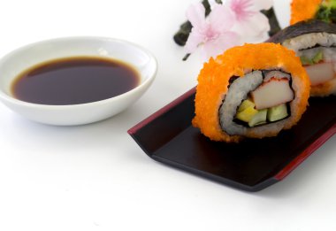 Lezzetli suşi rulo beyaz masaya servis