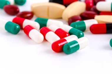 Beyaz arka planda haplar ve kapsüller