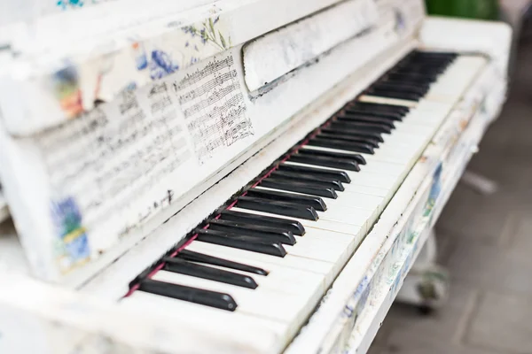 Старый белый пианино на улице — стоковое фото
