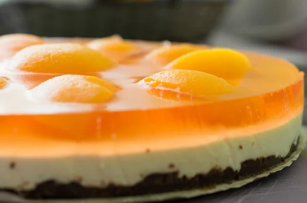 Cheesecake fatto in casa con fette di albicocca sul tavolo — Foto Stock