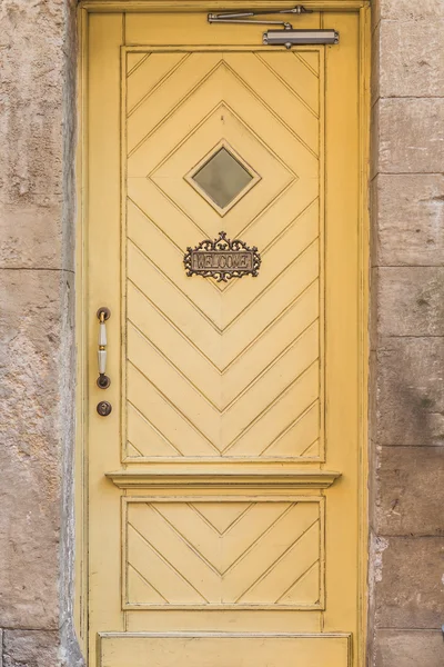 Gul dörr på Stone House — Stockfoto