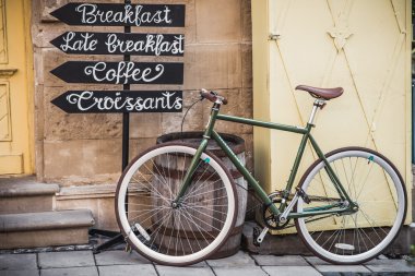 Bisiklet yakınındaki ahşap varil, işaretler