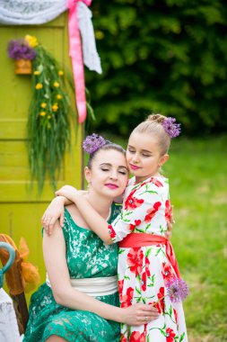 Anne ve kızı kek pişirme