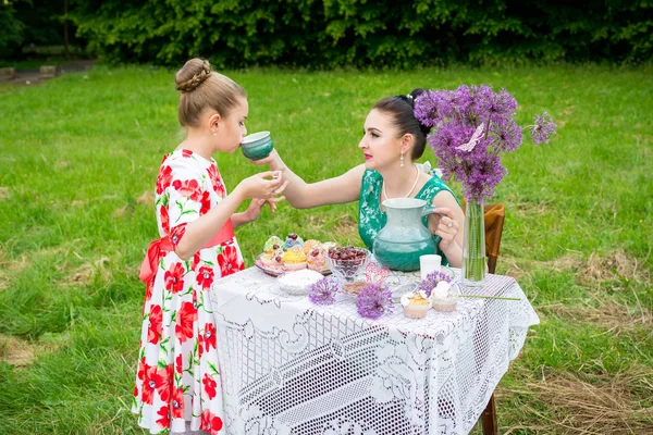 母と娘のカップケーキを調理 — ストック写真