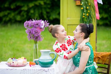 Anne ve kızı kek pişirme