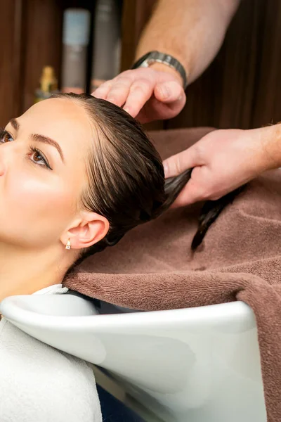 Kapper Veegt Het Haar Met Handdoek Van Jonge Vrouw Het — Stockfoto