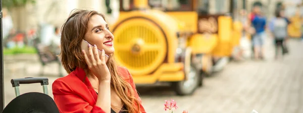 Schöne Glückliche Junge Kaukasische Frau Die Handy Spricht Sitzt Einem — Stockfoto