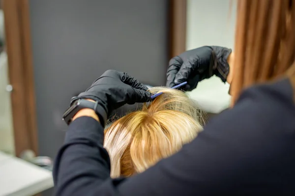 Kobieta Fryzjer Robi Fryzurę Dla Młodej Blondynki Noszącej Rękawiczki Salonie — Zdjęcie stockowe