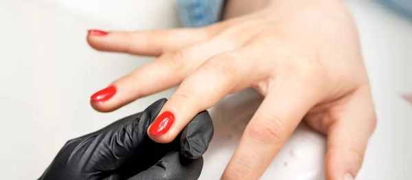 Ung Kvinna Får Rött Nagellack Professionell Manikyrmästare Nagelsalong — Stockfoto