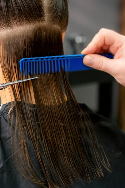 Close Van Handen Van Mannelijke Kapper Snijden Lang Haar Van — Stockfoto