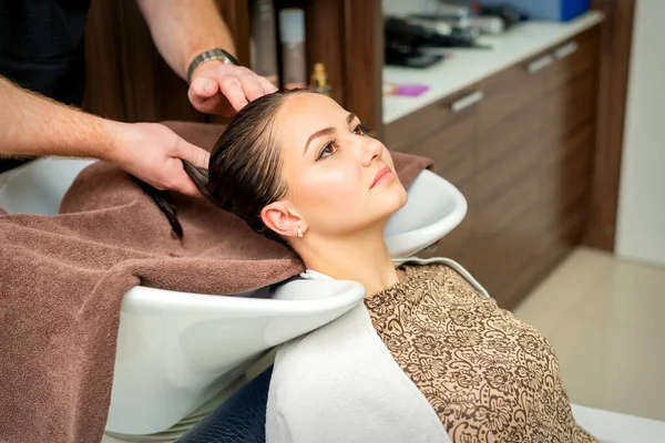 Kapper Veegt Het Haar Met Handdoek Van Jonge Vrouw Het — Stockfoto