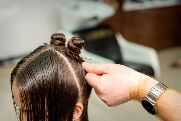 Jonge Vrouw Ontvangt Proces Van Kapsel Door Kapper Bij Schoonheid — Stockfoto