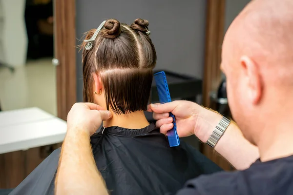 Een Mannelijke Kapper Knipt Haar Van Een Jonge Vrouw Die — Stockfoto