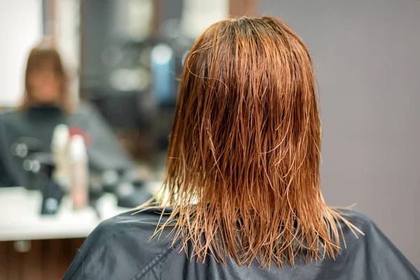 Vissza Kilátás Gyönyörű Nedves Hosszú Vörös Egyenes Haj Fiatal Fodrászatban — Stock Fotó