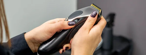 Haarschneidemaschine Den Händen Von Friseurinnen Oder Friseurinnen Friseursalon — Stockfoto
