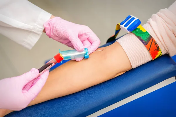 Krankenschwester Mit Rosa Handschuhen Entnimmt Blutprobe Aus Vene Einer Patientin — Stockfoto