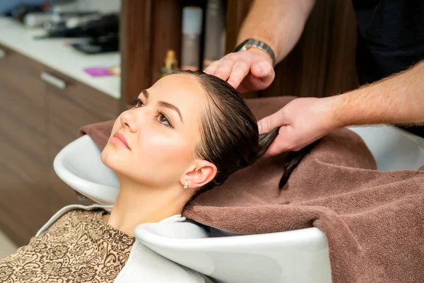 Fryzjer Wyciera Włosy Ręcznikiem Młodej Kobiety Umyciu Włosów Salonie Fryzjerskim — Zdjęcie stockowe