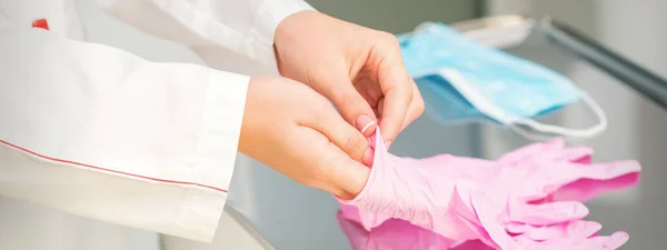 Las Manos Enfermera Poniéndose Guantes Protectores Rosa Esterilizados Laboratorio —  Fotos de Stock