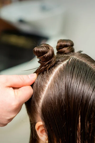 Jonge Vrouw Ontvangt Proces Van Kapsel Door Kapper Bij Schoonheid — Stockfoto