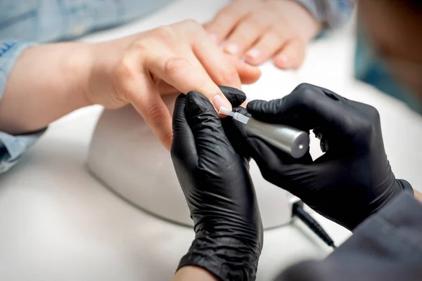 Manicure Master Nakłada Przezroczysty Lakier Żeńskie Paznokcie Salonie Paznokci — Zdjęcie stockowe