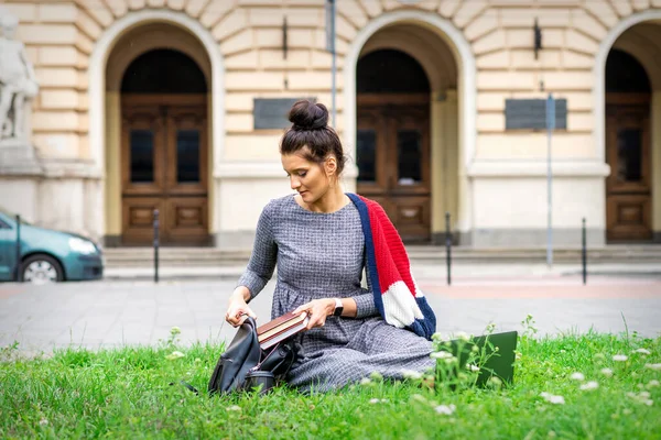 Junge Erwachsene Studentin Legt Bücher Rucksack Sitzt Auf Gras Der — Stockfoto