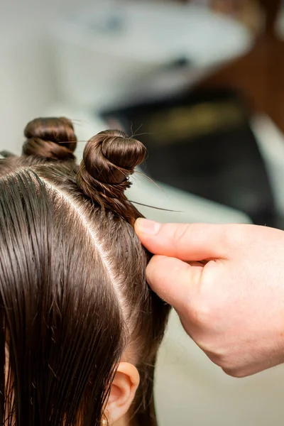 Jonge Vrouw Ontvangt Proces Van Kapsel Door Kapper Bij Schoonheid — Stockfoto