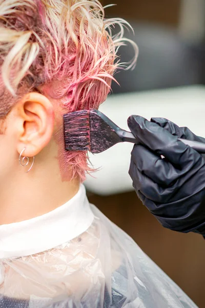 Mão Cabeleireiro Tingir Cabelo Cor Rosa Por Pincel Parte Trás — Fotografia de Stock