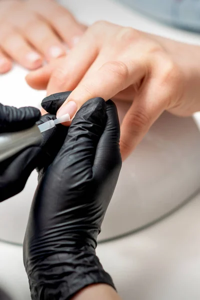 Mestre Manicure Está Aplicando Verniz Transparente Unhas Femininas Salão Beleza — Fotografia de Stock