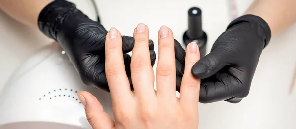 Ovanifrån Närbild Händerna Manikyrist Sterila Svarta Handskar Håller Klient Fingrar — Stockfoto