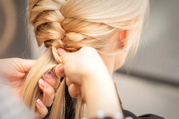 Närbild Baksidan Kvinnliga Händer Flätar Pigtail Till Ung Blond Kvinna — Stockfoto