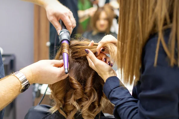 Parrucchiere Professionale Acconciatura Riccia Arricciando Ferro Capelli Rossi Lunghi Giovane — Foto Stock