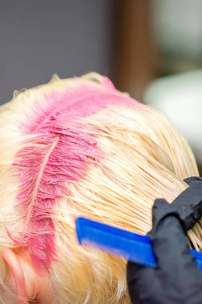 Coloração Cabelo Cor Rosa Raízes Cabelo Mulher Loira Jovem Salão — Fotografia de Stock