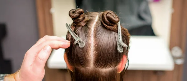 Zadní Pohled Ruku Kadeřníka Dělá Sestřih Mladé Ženy Sponkami Vlasy — Stock fotografie