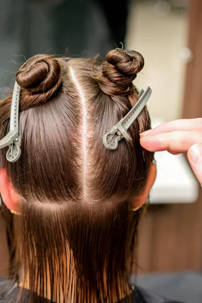 Vista Trasera Mano Peluquera Haciendo Corte Pelo Mujer Joven Con — Foto de Stock