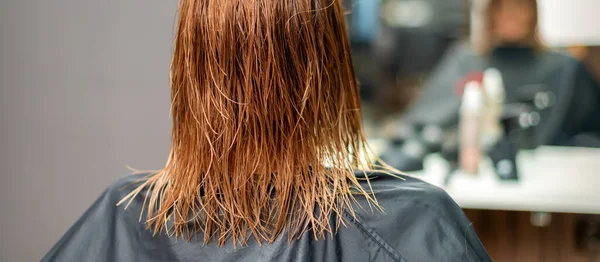 Güzel Uzun Kızıl Düz Saçlı Kuaförde Genç Bir Kadın — Stok fotoğraf