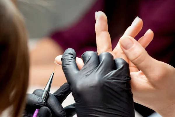 Manicure Master Sta Dipingendo Decorazioni Matita Gel Viola Sul Bordo — Foto Stock