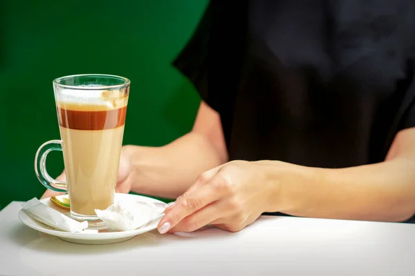 Primer Plano Del Camarero Femenino Taza Café Con Leche Con — Foto de Stock