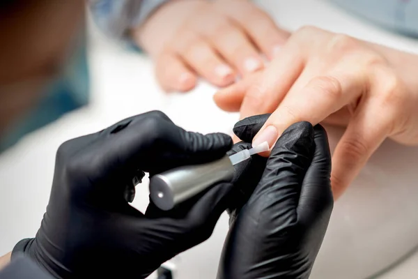 Manicure Master Brengt Transparante Vernis Aan Vrouwelijke Nagels Nagelsalon — Stockfoto