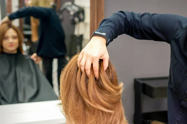 Achteraanzicht Van Kapper Controleert Rood Bruin Kapsel Van Jonge Vrouw — Stockfoto