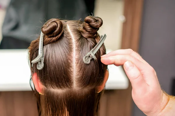 Rückansicht Der Hand Des Friseurs Beim Haarschnitt Einer Jungen Frau — Stockfoto