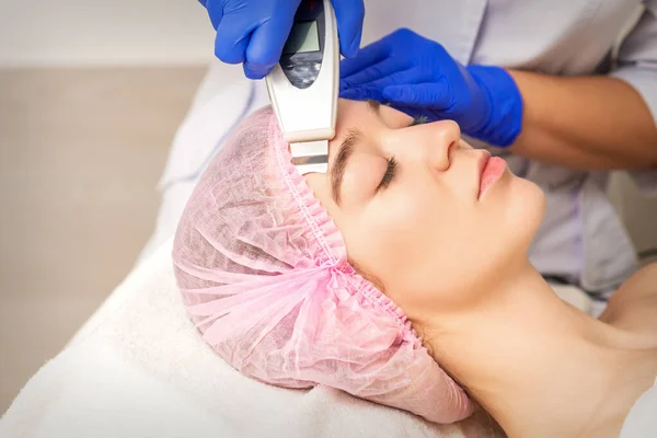 Junge Frau Erhält Gesichtshaut Reinigung Durch Ultraschall Kosmetologie Gesichtsausrüstung Medizinischen — Stockfoto