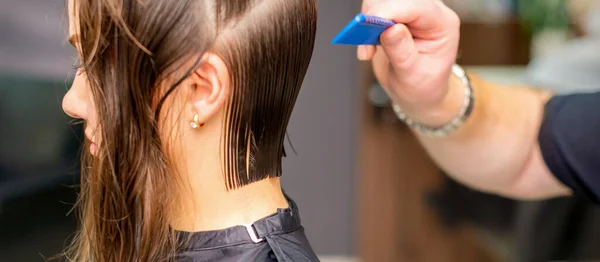 Vista Lateral Mão Cabeleireiro Que Faz Corte Cabelo Mulher Jovem — Fotografia de Stock