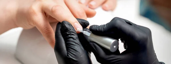 Maniküre Meister Trägt Transparenten Lack Auf Weibliche Nägel Nagelstudio Auf — Stockfoto