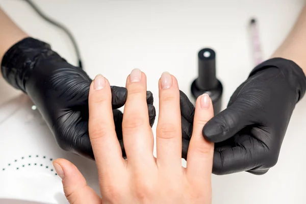 Bovenaanzicht Close Van Handen Van Manicure Steriele Zwarte Handschoenen Houden — Stockfoto