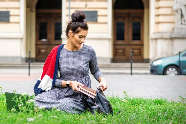 Junge Erwachsene Studentin Legt Bücher Rucksack Sitzt Auf Gras Der — Stockfoto