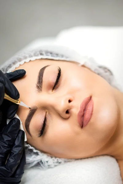 Vista Superior Del Maquillaje Permanente Las Cejas Mujer Caucásica Joven — Foto de Stock