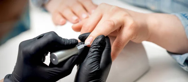 Mestre Manicure Está Aplicando Verniz Transparente Unhas Femininas Salão Beleza — Fotografia de Stock