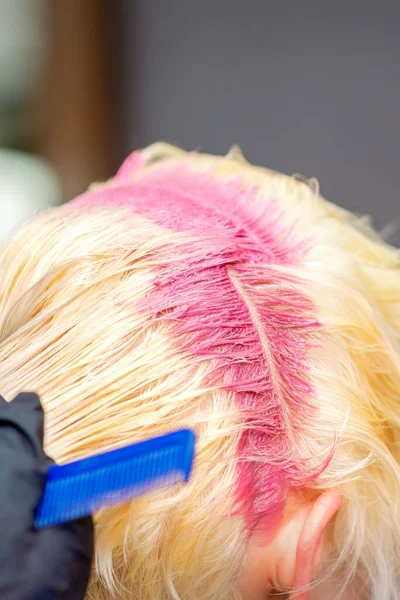 Coloração Cabelo Cor Rosa Raízes Cabelo Mulher Loira Jovem Salão — Fotografia de Stock