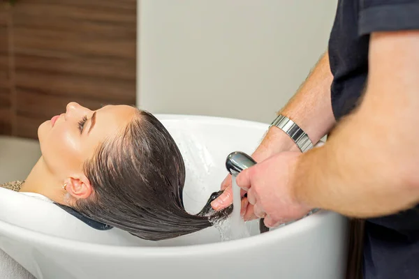 Man Kapper Spoelt Haar Van Jonge Vrouw Het Wassen Kapsalon — Stockfoto